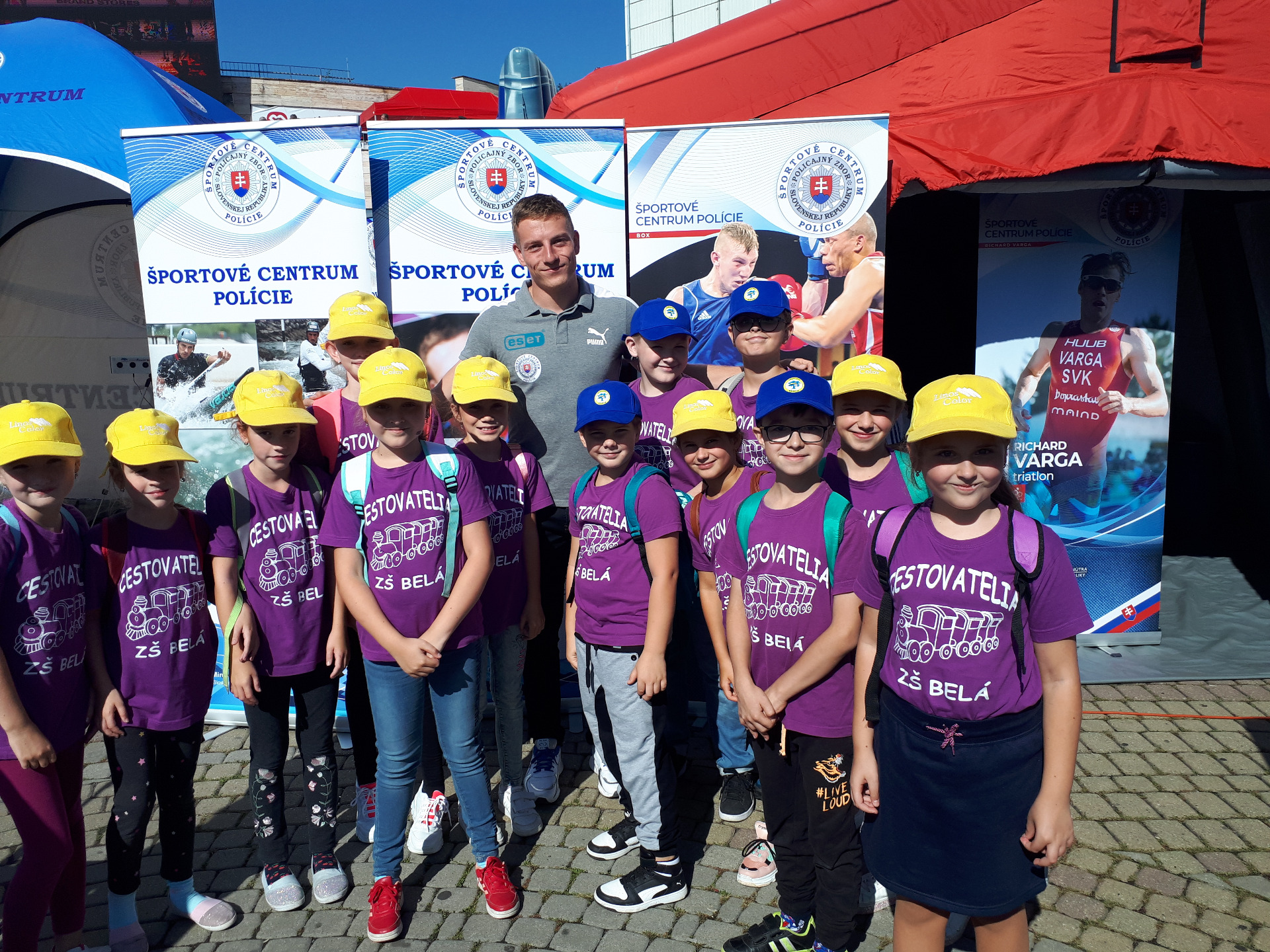 12. september 2019 - Deň polície v Žiline,okrem policajtov, ich áut, motoriek, rôznych aktivít sme tam stretli aj olympionikov- toto je Ján Volko, atlét a šprintér- Majster Európy 2019, odfotili sme sa aj s Borisom Valábikom (hokejistom), Jurajom Bačom (hercom), videli sme zlaňovanie z výšky a zajazdili sme si na bicykloch a kolobežkách. Všetko sa nám nepodarilo vidieť, nakoľko tam bolo veľa ľudí, ale policajné ukážky si pozrieme na videu :)