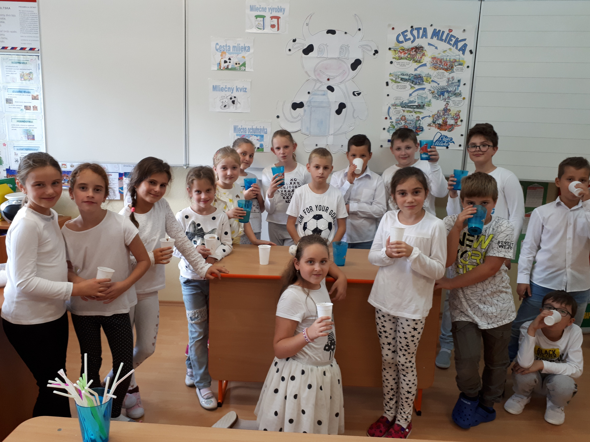 25. september 2019- Deň mlieka na školách sme si pripomenuli aj my Cestovatelia a to rovesníckym vzdelávaním. Pre Školienky z 1.B sme si pripravili film o kravičke Eličke, kravičkové tvorenie, súťaž v pití mlieka a ochutnávku mliečnych výrobkov :)