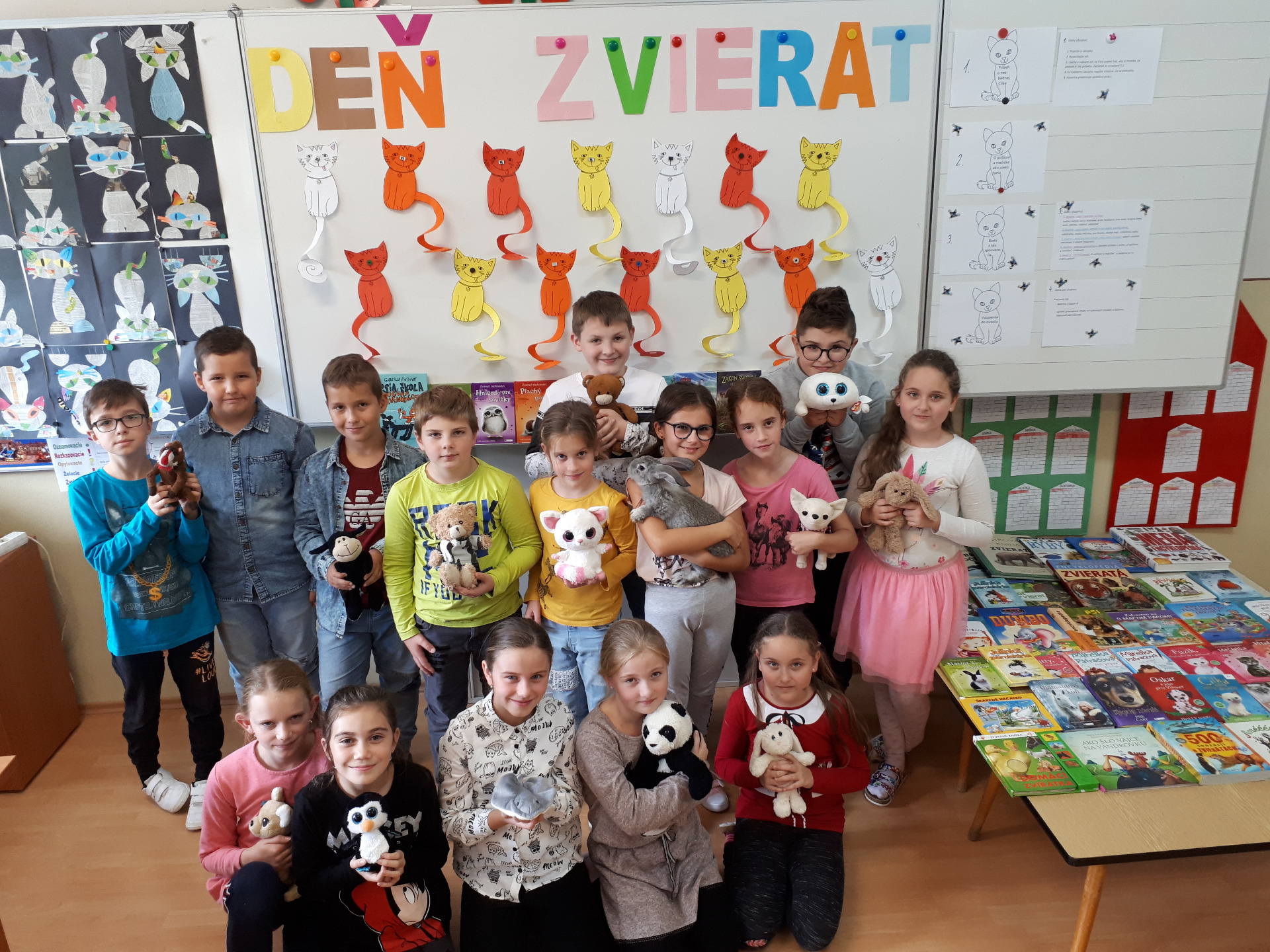 4. október 2019 - Deň zvierat. Pracovali sme na skupinových úlohach: vytvorili sme báseň, pieseň, rozprávku, leporelo a dramatizáciu o zvieratkách. Svoje výtvory sme prezentovali Školienkam z 1.B triedy :)