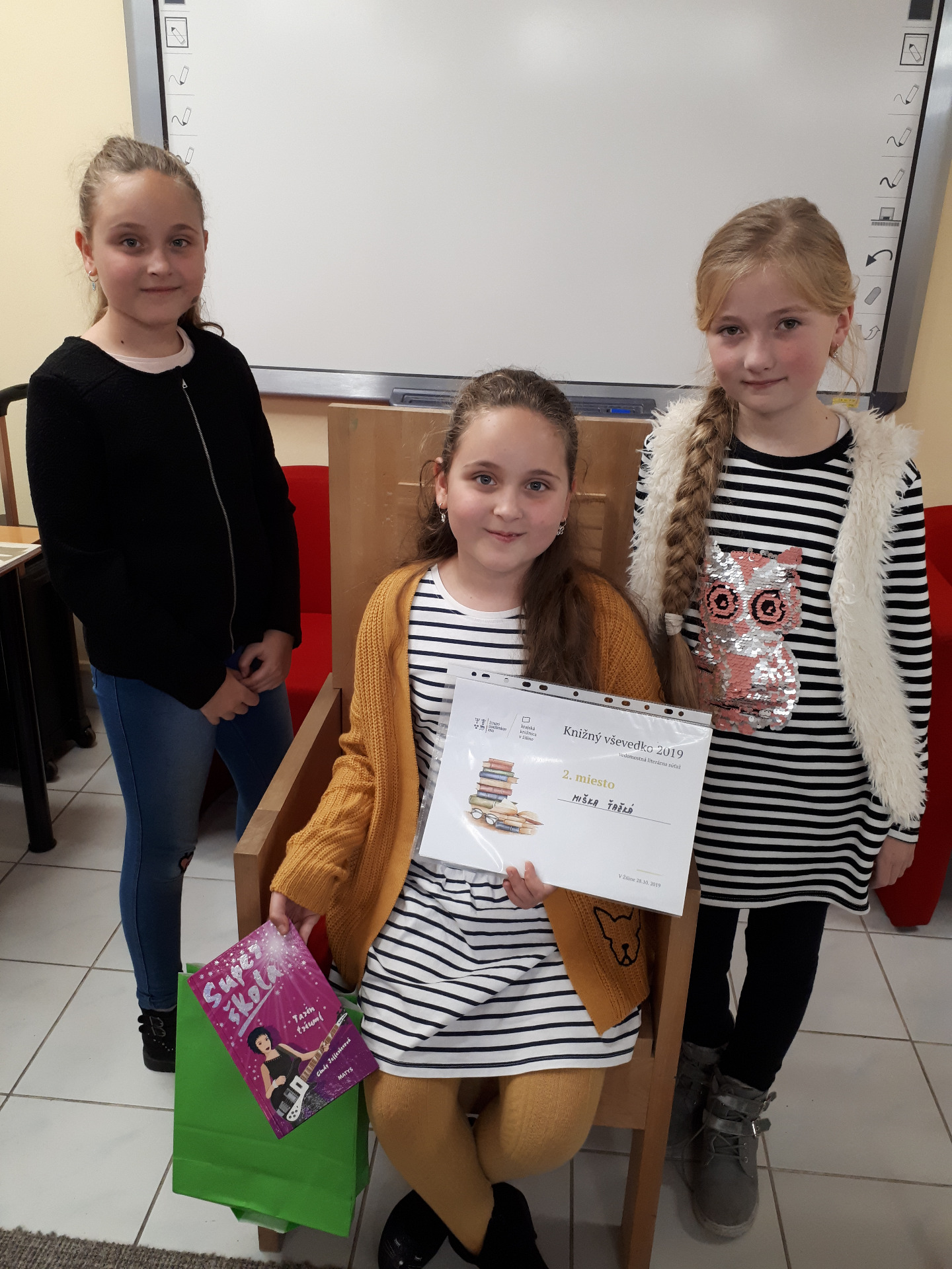 28. október - Knižný Vševedko v Krajskej knižnici v Žiline- Miška získala krásne 2. miesto :)