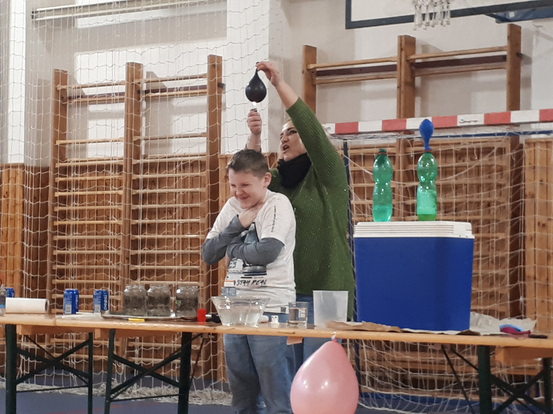 17. december - fyzikálne pokusy v telocvični :)