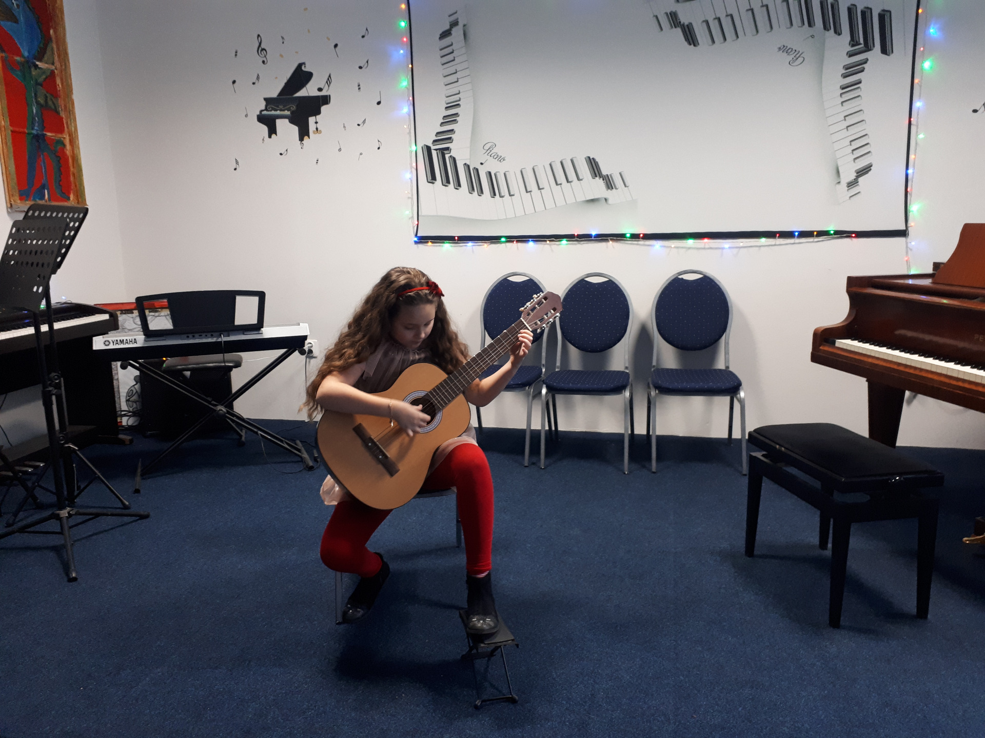 18. december - Vianočné vystúpenie detí zo ZUŠ na Nižných Kamencoch - vystupovali aj naša Miška a Emka:)