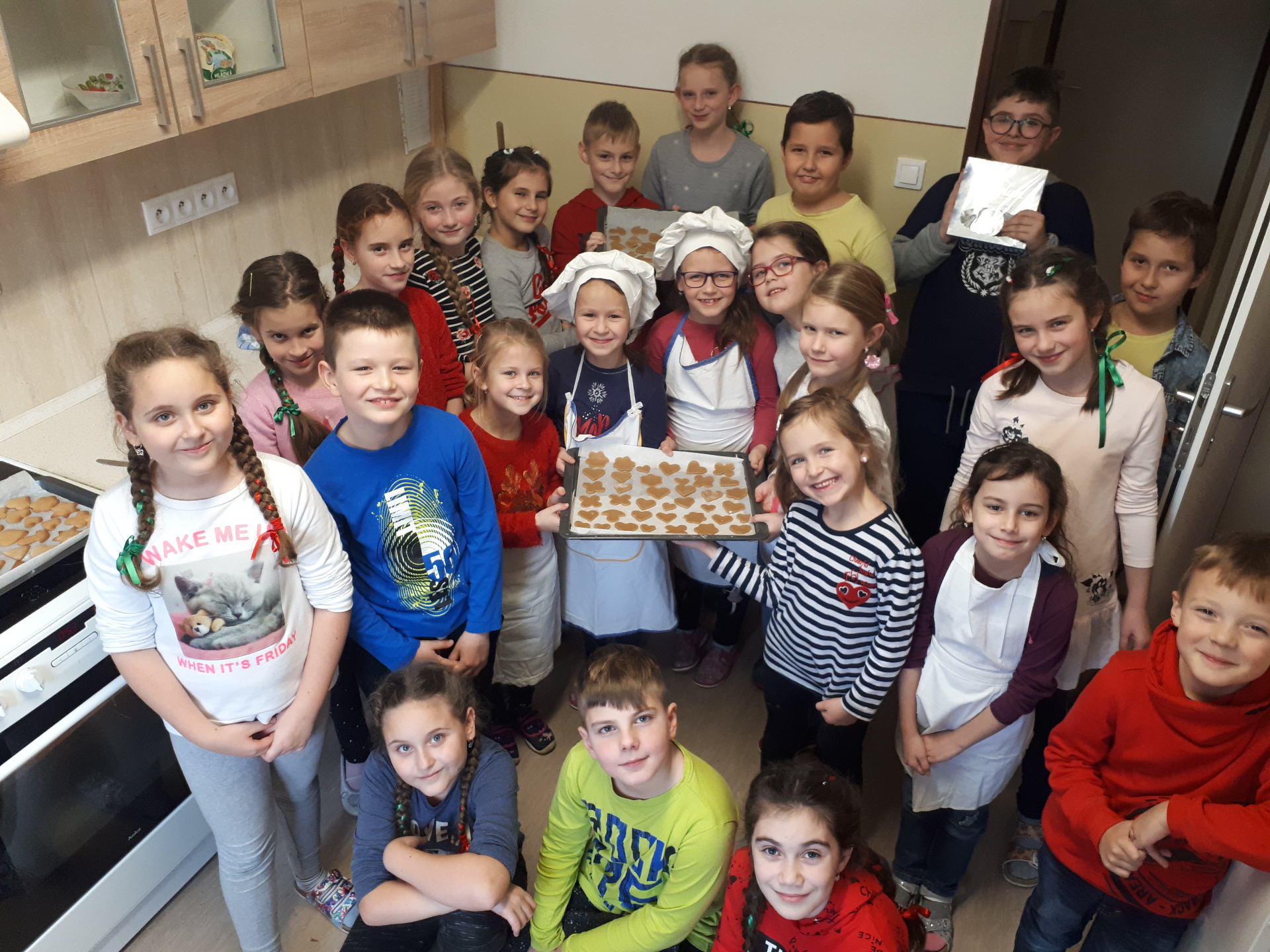 Vianočné pečenie medovníkov spolu s našimi Školienkami z 1.B :)